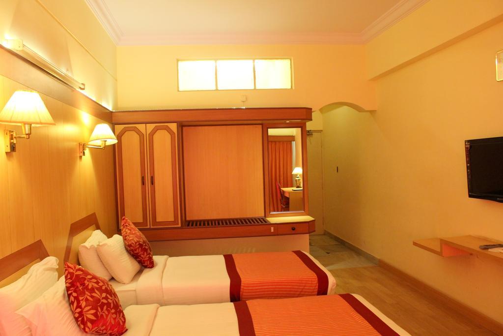 Yasodha Towers Hotel Hosur Bagian luar foto