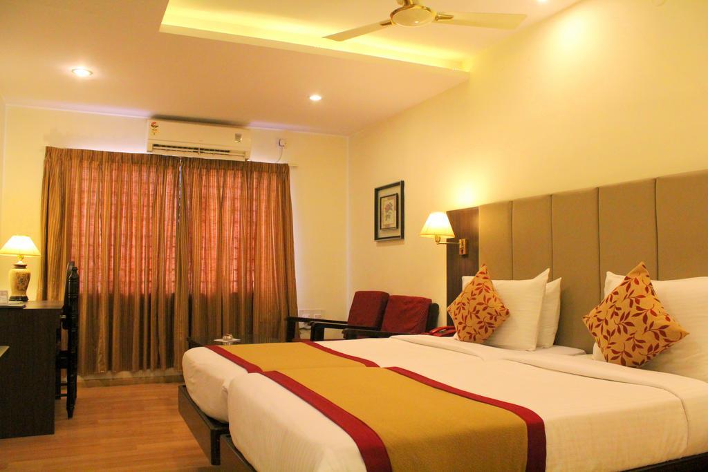 Yasodha Towers Hotel Hosur Bagian luar foto