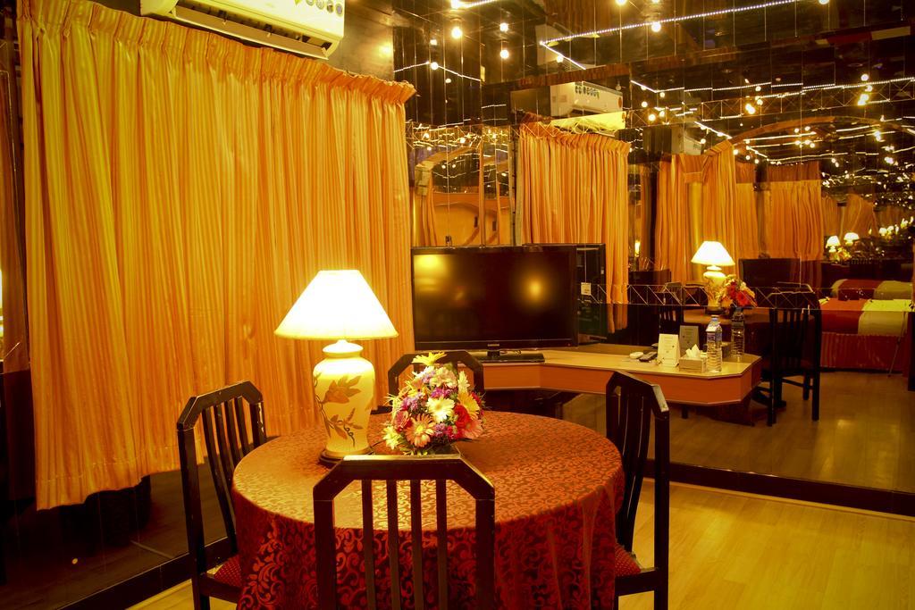 Yasodha Towers Hotel Hosur Bagian luar foto