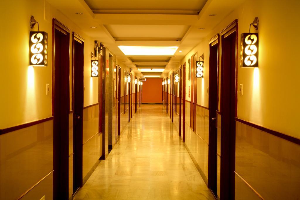 Yasodha Towers Hotel Hosur Bagian luar foto