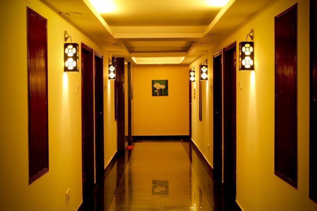 Yasodha Towers Hotel Hosur Bagian luar foto